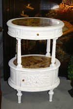 Chevet / table de salon en chêne sculpté et mouluré de style Louis XVI