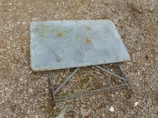 Ancienne table de jardin pliante en métal vintage patine grise