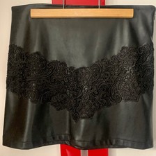 Jupe NAF NAF  courte en cuir synthétique noire brodée T. 38/40