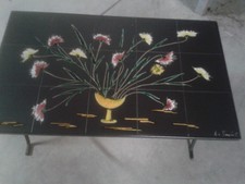 Petite table basse (signée) en fer forgé. Carreaux en céramique. Vintage. 