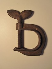 ANTIQUE WHALE TAIL OLD IRON CLAMP AMERICAN FOLK ART SEWING ? QUILTING? NH ORIGIN