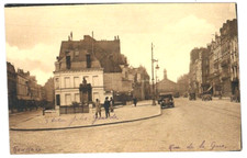 CPA 59 ROUBAIX, Rue de la gare, statue Jules Guesde, datée de 1931