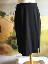 Jupe 100 % laine GUY LAROCHE taille 36/38 en très bon état.