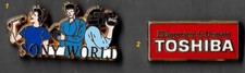Lot de 2 Pin's _SONY World+ TOSHIBA _ Signé Arthus Bertrand Paris 