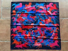 Foulard Hermès intitulé Ex libris en camouflage / taille 90 / bleu rose