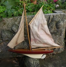 Petite Maquette de Bateau Voilier coupe America vers 1950 à remontez 38cm long  