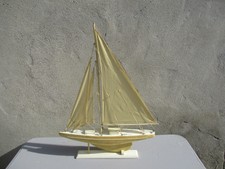 maquette de bateau voilier en bois laqué verni
