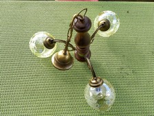 LUSTRE VINTAGE, SUSPENSION à 3 branches, en bois tourné, laiton, globes art deco
