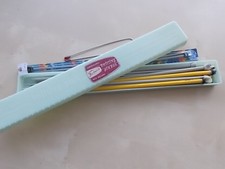 Vintage TWINCO en plastique vert Knitting PINS aiguille Boîte étui & Contenu