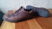 Paire de chaussures CAMPER en cuir marron patiné 