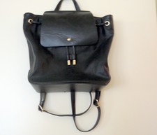 sac à dos femme en cuir noir - belle qualité - finitions soignées - parfait état