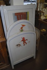 Lit bébé vintage années 50. ( Peinture d'enfants et animaux burlesques )