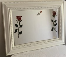  joli Miroir avec encadrement bois blanc à motifs de roses ,peintes  à la main 