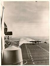 PHOTO MARINE MILITAIRE BOMBARDIER SUR PORTE-AVION CORAL SEA FORMAT 18 x 24 cm