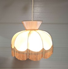Suspension avec abat jour en satin à franges rosé vintage prêt à brancher