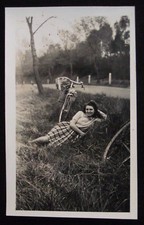  SNAPSHOT - PHOTO ANCIENNE " FEMME DANS L'HERBE A VELO-MODE " /VERS ANNEES 40