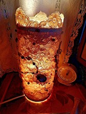 Lampe cylindrique bohème-chic fait main en dentelle et perles de rocaille 