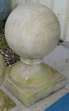 Une paire de grosse boules en pierre, entrée de maison, chapeau de pilier