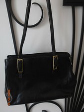 Sac à main noir avec ferrures dorées devant