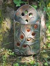 Porte-lettre ou porte-fleur en terre cuite à motifs végétaux