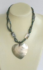 5 Colliers ethniques, en nacre, forme de coeur et perles