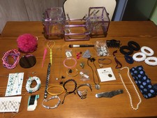 petit lot bijoux fantaisie breloques accessoires coiffure etc 