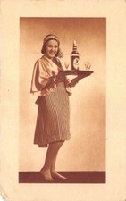 CPA - Fantaisie - Jeune femme tenant un plateau pour servir un alcool 