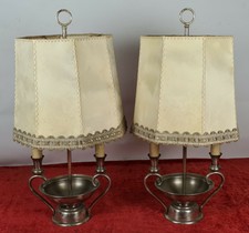 PAIRE DE LAMPES DE TABLE. MÉTAL ARGENTÉ. ÉCRANS EN CUIR. VINGTIÈME SIÈCLE.