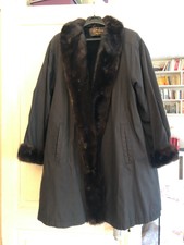 Pelisse noire en toile et fourrure Yves Saint Laurent. 