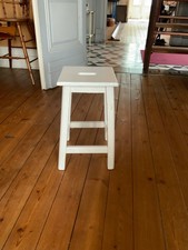 Tabouret en bois blanc Hauteur 46 Pieds 29 X 29 Assise 25 X 25 