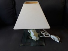 LAMPE SUR PIED EN VERRE AVEC FLEUR BLANCHE A L'INTERIEUR