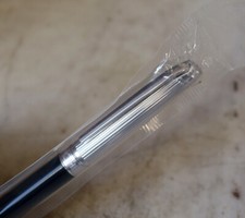 STYLO BILLE CARAN D'ACHE LEMAN RESINE NOIRE - CAPUCHON PALLADIUM - NEUF DE STOCK