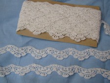 10,30 mètres de fine dentelle ancienne aux fuseaux largueur 2,5 cm blanc