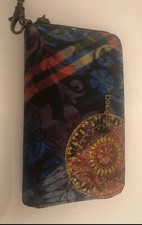 Superbe Portefeuille Compacte Neuf de Marque DESIGUAL avec lanière amovible.