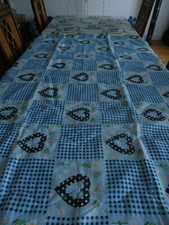 Couvre lit bleu motif carreaux et coeurs noir