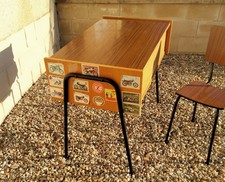 Petit Bureau vintage écolier 1970 & sa chaise. Formica stratifiés couleur marron