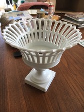 Coupe sur Pied   Corbeille Ajourée.     Porcelaine de  Paris  Blanche 