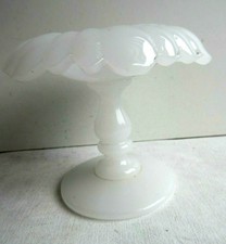 1b2- Coupe Charles X, baguier cristal d'opaline pâte de riz blanche à godrons