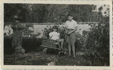 PHOTO ANCIENNE - VINTAGE SNAPSHOT - ENFANT JARDIN CHARRETTE REMORQUE - GARDEN