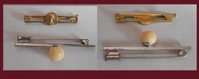 Bijoux anciens - 2 broches de foulard - 1 avec une perle - 1 avec une vierge