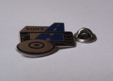 pin's Sony - autoradio CD (zamac argenté signé Sofrec) longueur: 2,8 cm