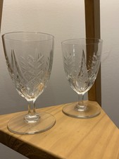 Lot de 2 verres à Porto Art Déco. En cristal taillé. Motifs étoilés & feuilles