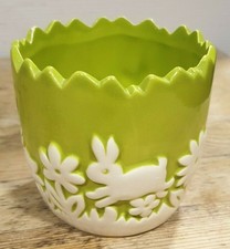 Joli cache pot en céramique, vert pomme, déco reliefs fleurs- lapins, H. 8 cm