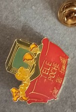 PIN'S pin magasine T.V PRESSE ECRITE TELE POCHE - FAMILLE CANAPE TELEVISION  