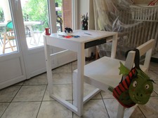 Bureau blanc carré IKEA avec chaise encastrable en bon état