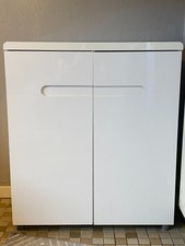 Commode / Petite armoire blanche, en bon état général