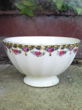 Bol ancien a facettes frise floral,porcelaine de Limoges.Haut 5,5 cm.Buvant 9 cm