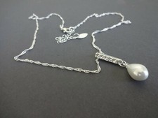 COLLIER CHAÎNE TORSADEE METAL ARGENTé+PENDENTIF GOUTTE NACREE+STRASS CRISTAL