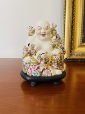 Statuette Bouddha rieur en porcelaine émaillée polychrome