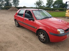 Breaking FORD FIESTA rouge toutes les pièces disponibles (roue écrou uniquement)